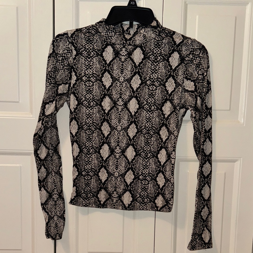 Women's Black and Gray Snake Print Top